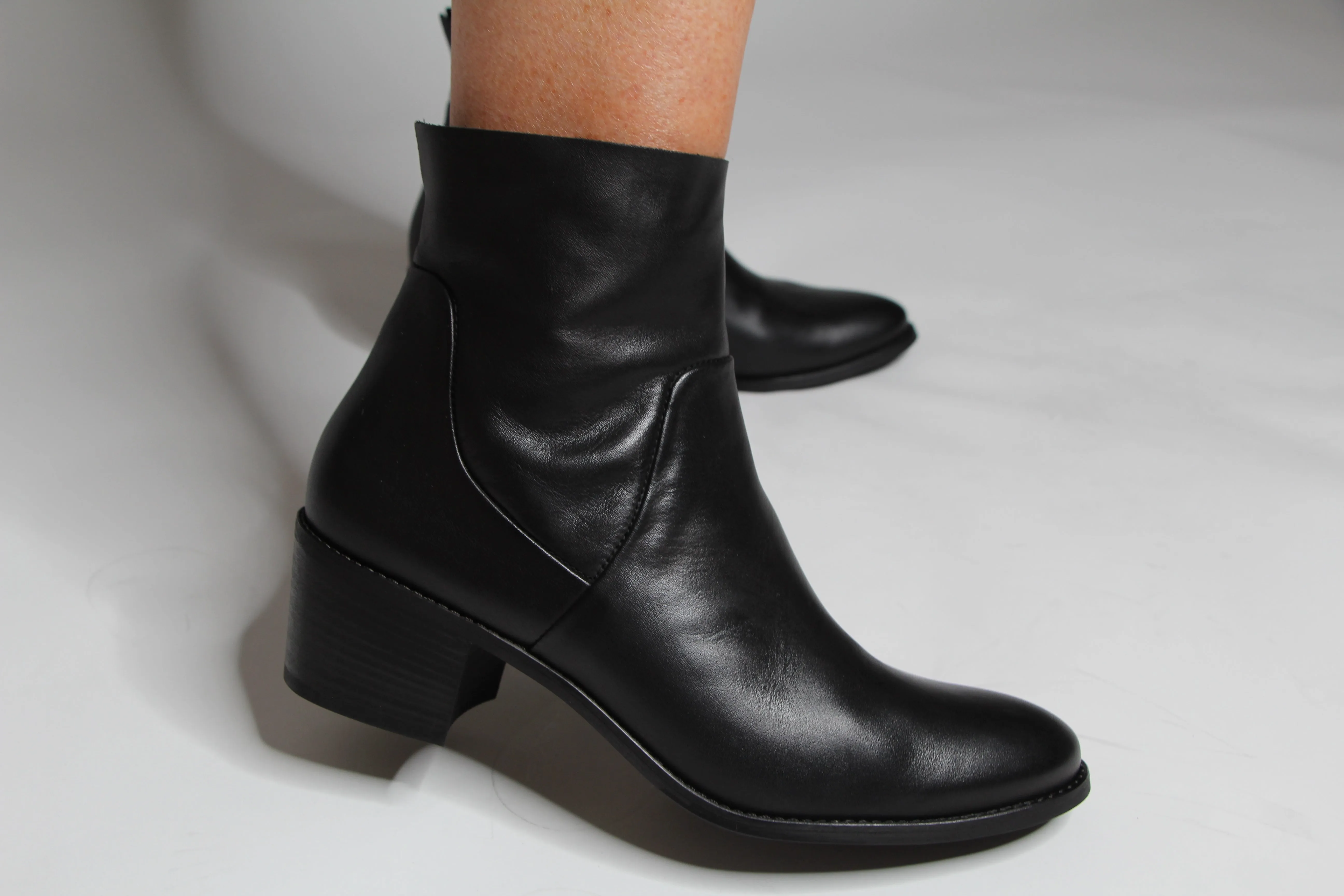 Paul Green Black Leather Ankle Boot 9025